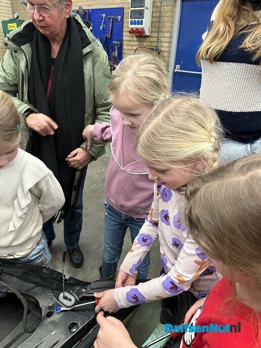 Groep 2 en 3 naar een echt autoschadebedrijf - Foto: Ingezonden foto