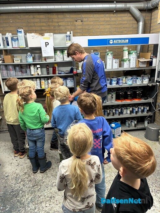Groep 2 en 3 naar een echt autoschadebedrijf - Foto: Ingezonden foto