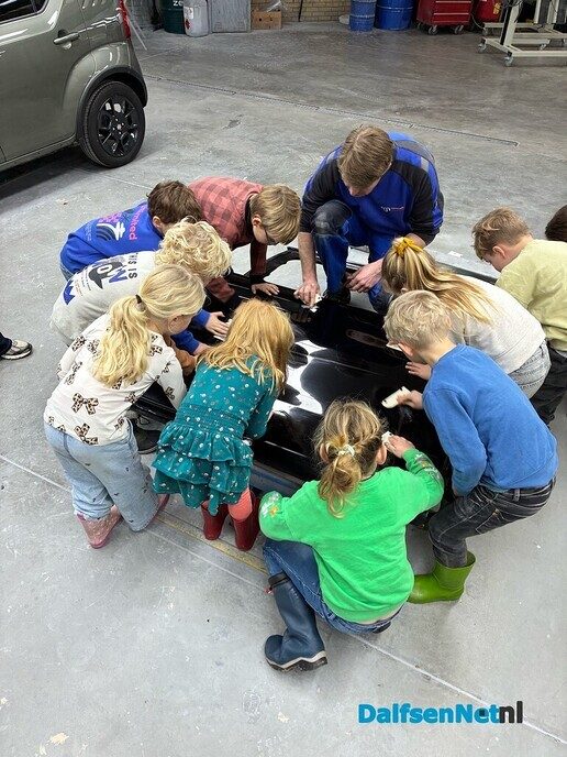 Groep 2 en 3 naar een echt autoschadebedrijf - Foto: Ingezonden foto