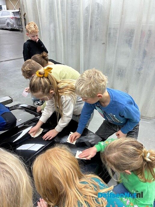 Groep 2 en 3 naar een echt autoschadebedrijf - Foto: Ingezonden foto