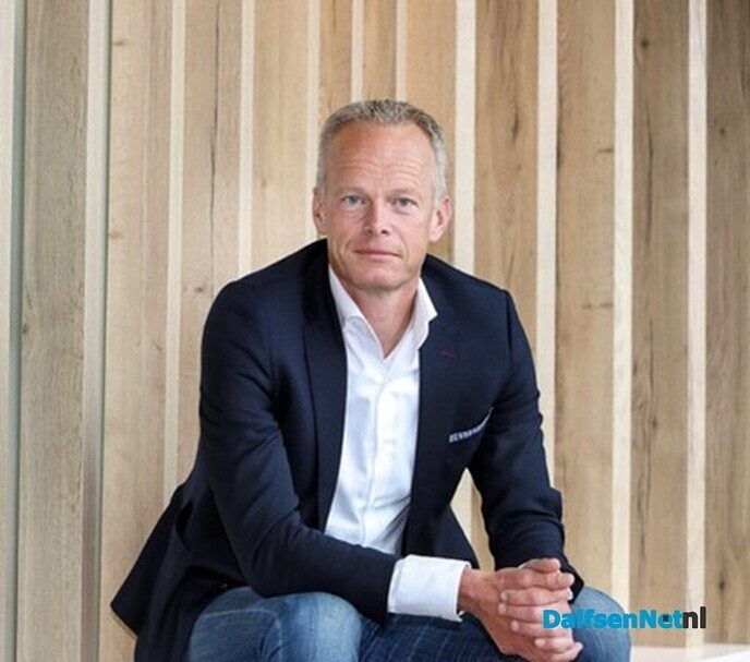Paul Slot vertelt zijn verhaal in Verhalencafé Dalfsen - Foto: Ingezonden foto