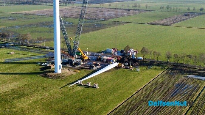 Windturbine word afgebroken - Foto: Ingezonden foto