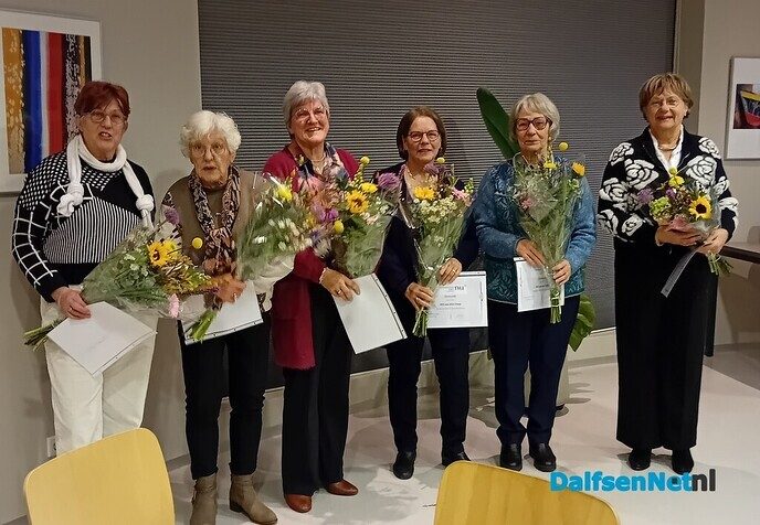 Huldiging leden Vrouwen van Nu Dalfsen - Foto: Ingezonden foto