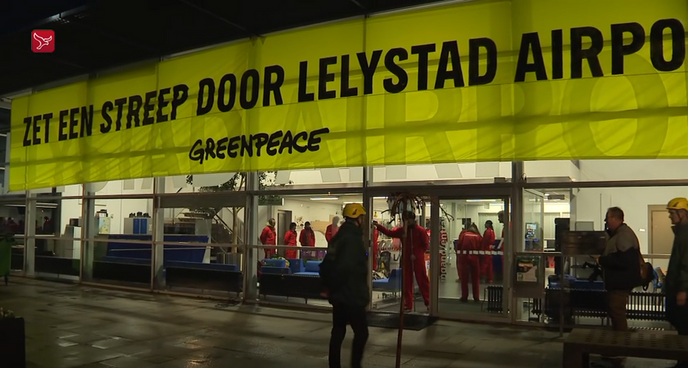 Greenpeace bezet hoofdgebouw Lelystad Airport