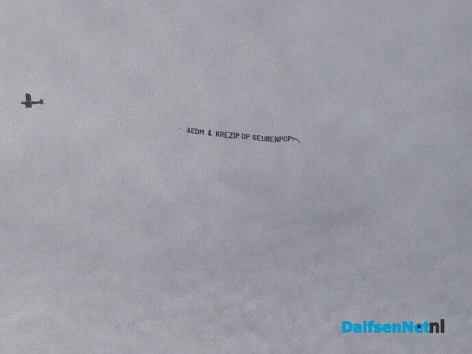 Reclamevliegtuigje boven Dalfsen - Foto: Ingezonden foto