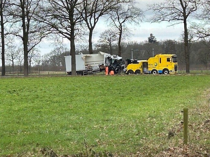 Het bergen van verongelukte vrachtwagen en meer (update) - Foto: Ingezonden foto