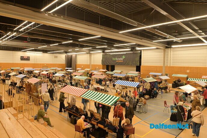 Gezellige kunstmarkt in Trefkoele+ trekt veel publiek - Foto: Johan Bokma