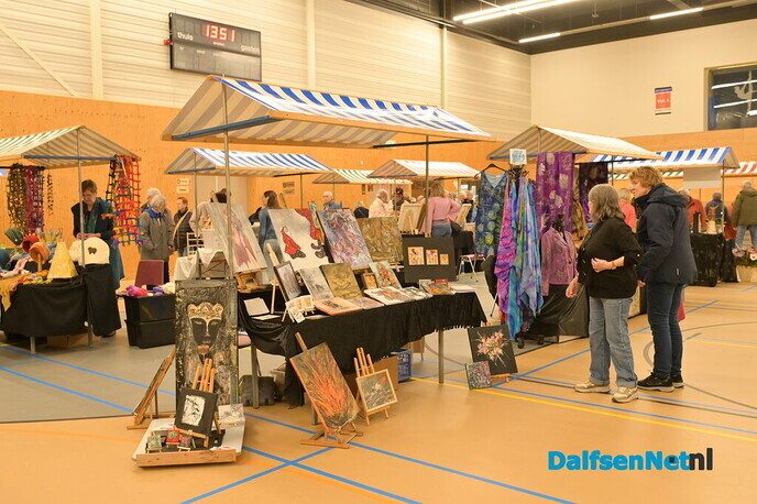 Gezellige kunstmarkt in Trefkoele+ trekt veel publiek - Foto: Johan Bokma