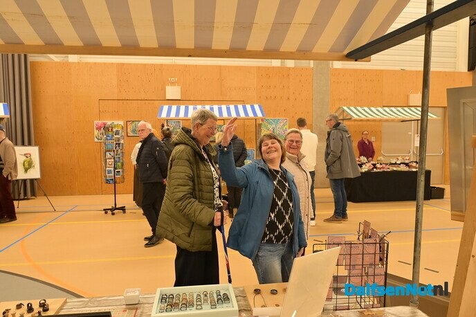 Gezellige kunstmarkt in Trefkoele+ trekt veel publiek - Foto: Johan Bokma
