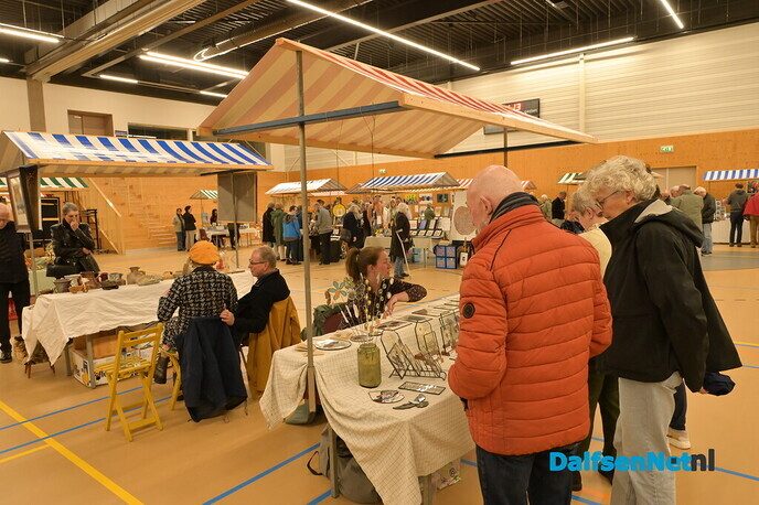 Gezellige kunstmarkt in Trefkoele+ trekt veel publiek - Foto: Johan Bokma