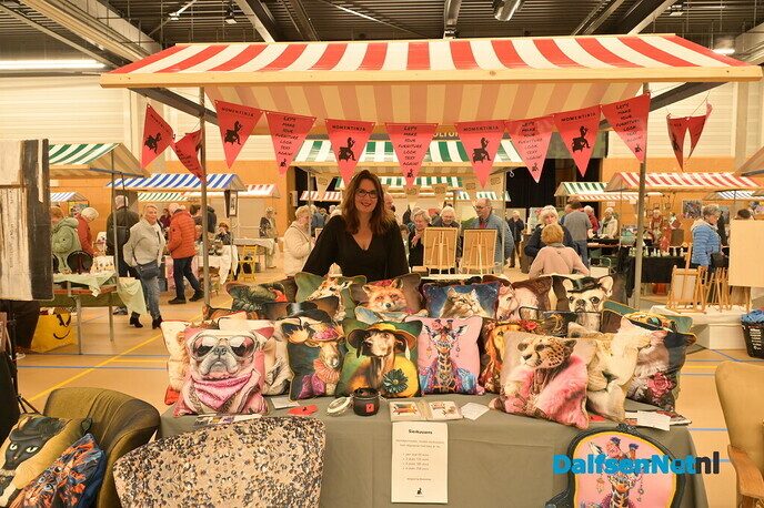 Gezellige kunstmarkt in Trefkoele+ trekt veel publiek - Foto: Johan Bokma