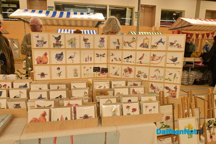 Gezellige kunstmarkt in Trefkoele+ trekt veel publiek - Foto: Johan Bokma