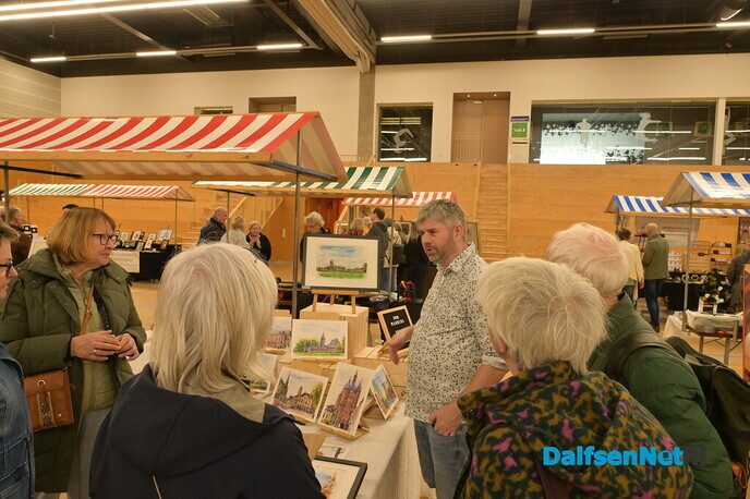 Gezellige kunstmarkt in Trefkoele+ trekt veel publiek - Foto: Johan Bokma