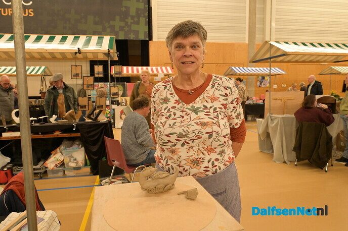 Gezellige kunstmarkt in Trefkoele+ trekt veel publiek - Foto: Johan Bokma