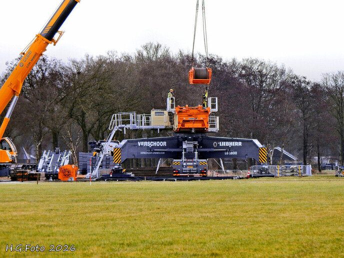 De grote kraan voor de windturbine is klaar