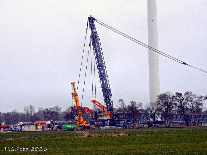 De grote kraan voor de windturbine is klaar