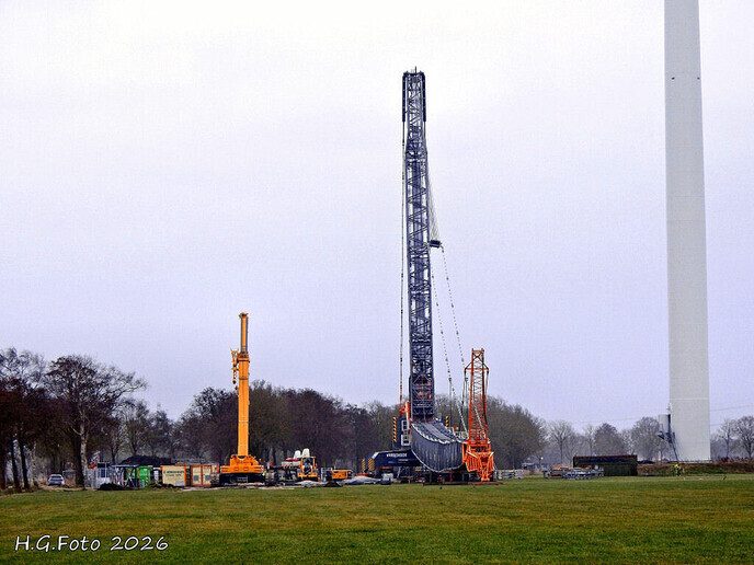 De grote kraan voor de windturbine is klaar