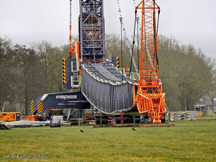 De grote kraan voor de windturbine is klaar