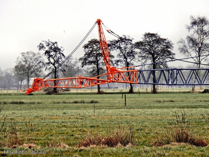 De grote kraan voor de windturbine is klaar