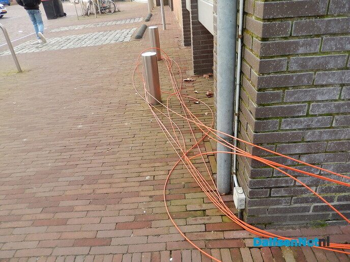 Even kabeltje leggen - Foto: Willy