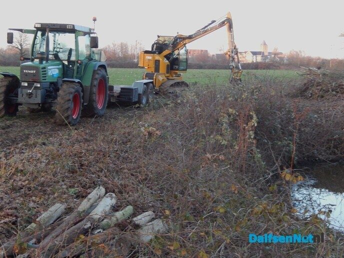 Het waterschap ook druk aan het snoeien - Foto: Willy
