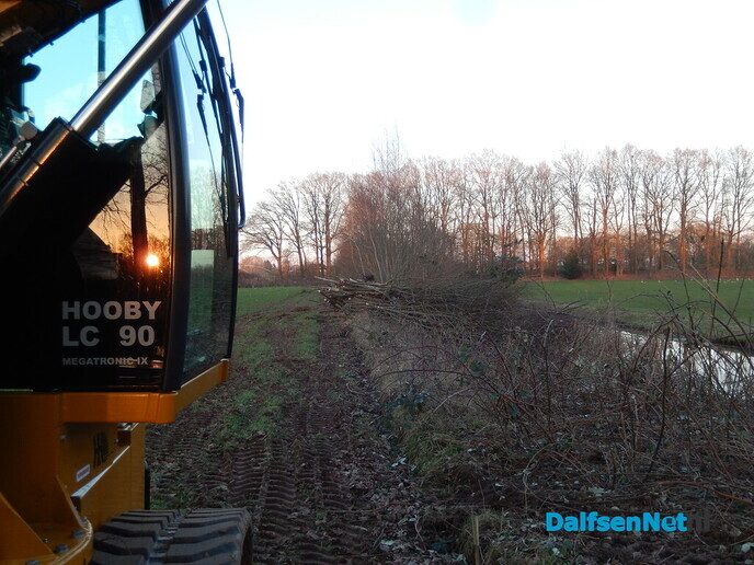 Het waterschap ook druk aan het snoeien - Foto: Willy