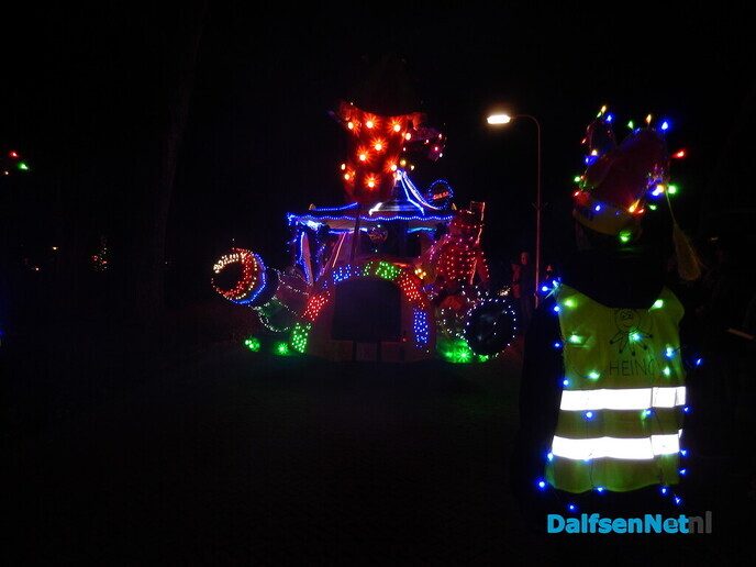 Enorme belangstelling verlichte optocht Lemelerveld - Foto: Willy