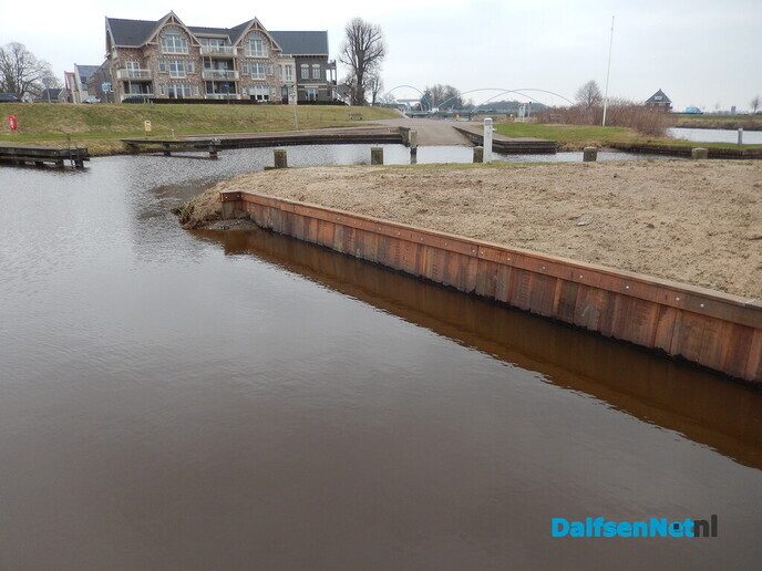 Beschoeiing haven opgeknapt - Foto: Willy
