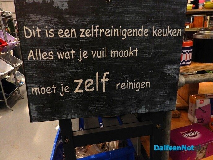 Je kunt echt lachen bij de kringloopwinkel - Foto: Willy