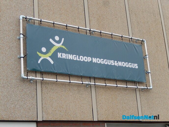 Je kunt echt lachen bij de kringloopwinkel - Foto: Willy