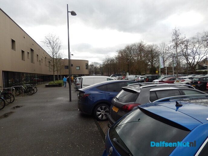 Gezellige kunstmarkt in Trefkoele+ trekt veel publiek - Foto: Willy