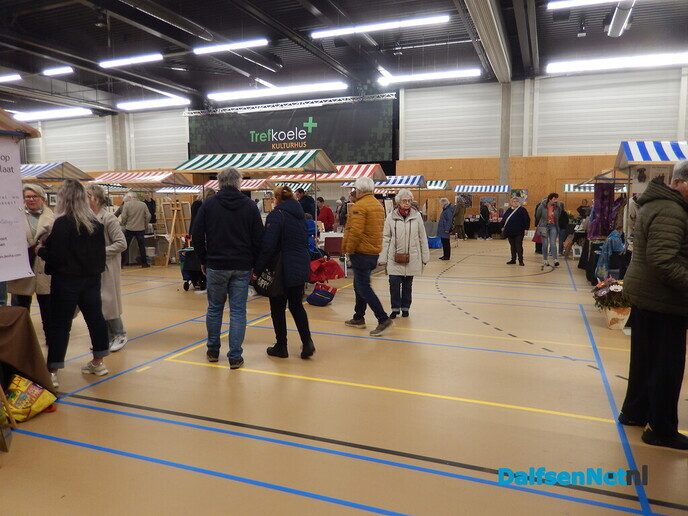 Gezellige kunstmarkt in Trefkoele+ trekt veel publiek - Foto: Willy