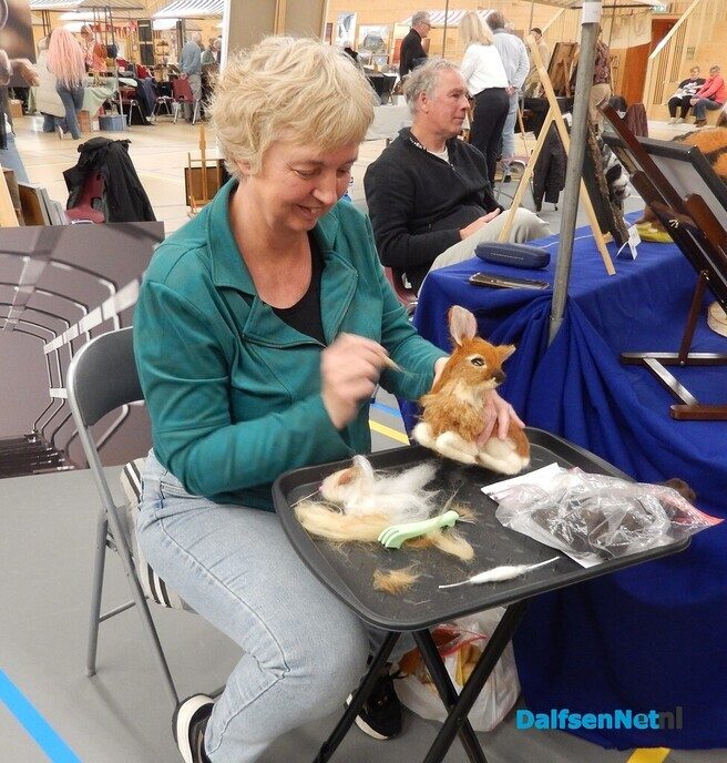Gezellige kunstmarkt in Trefkoele+ trekt veel publiek - Foto: Willy