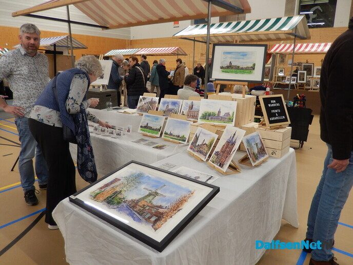 Gezellige kunstmarkt in Trefkoele+ trekt veel publiek - Foto: Willy