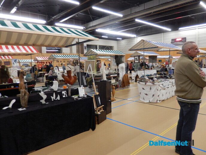 Gezellige kunstmarkt in Trefkoele+ trekt veel publiek - Foto: Willy