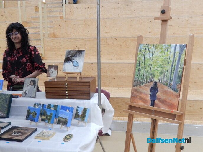 Gezellige kunstmarkt in Trefkoele+ trekt veel publiek - Foto: Willy