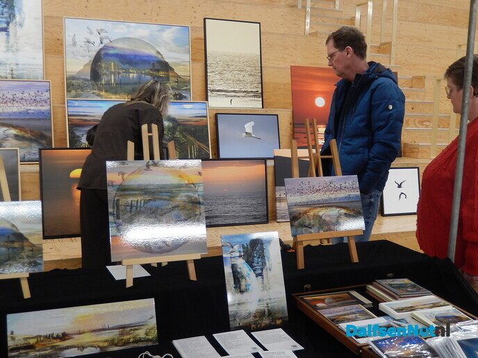 Gezellige kunstmarkt in Trefkoele+ trekt veel publiek - Foto: Willy