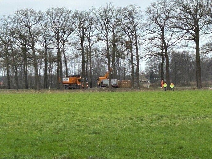 Het bergen van verongelukte vrachtwagen en meer (update) - Foto: Ingezonden foto