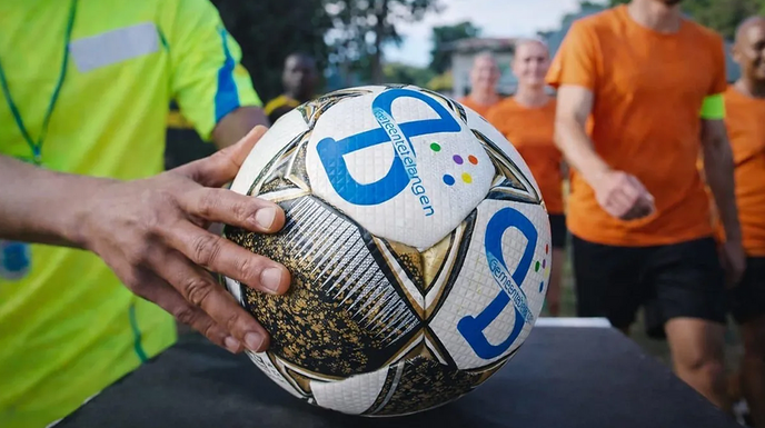 Gemeentebelangen trakteert sportend Dalfsen op taart - Foto: Ingezonden foto