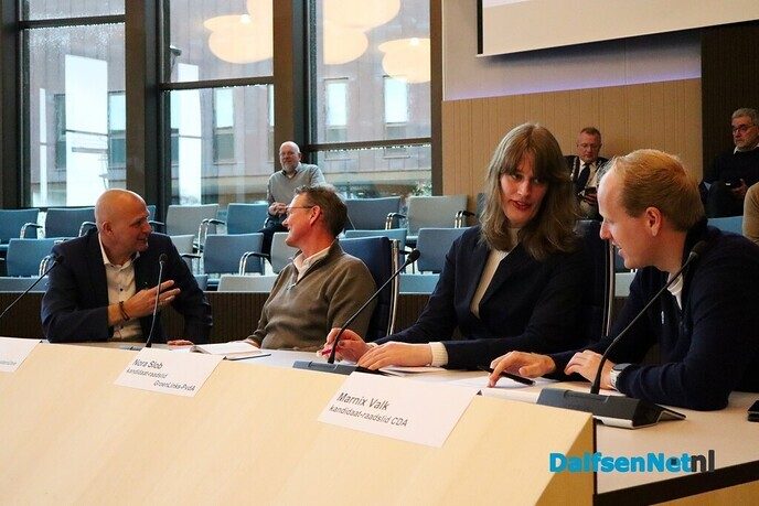 Scholieren gaan in discussie tijdens jongerendebat - Foto: Art de Ruiter
