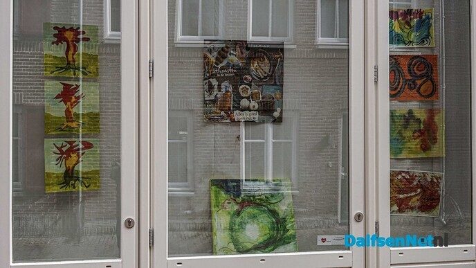 Henriëtte Schrijver exposeert in vitrines AH Dalfsen - Foto: Paul Scholten
