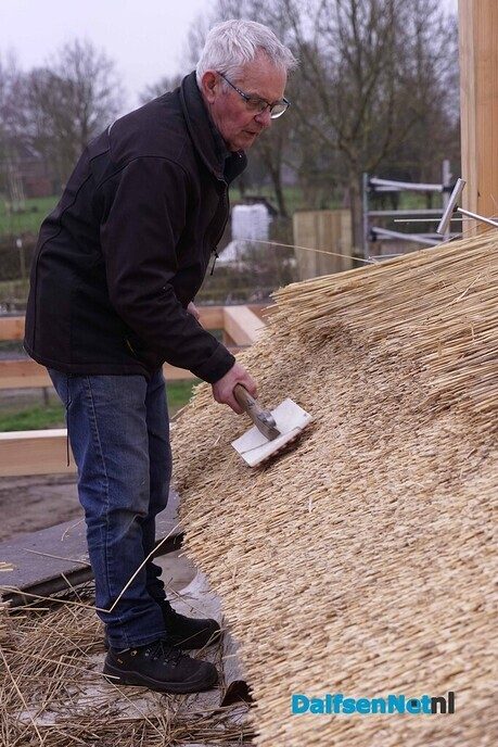 Rietdekkers aan het werk bij Lindehoeve - Foto: Paul Scholten