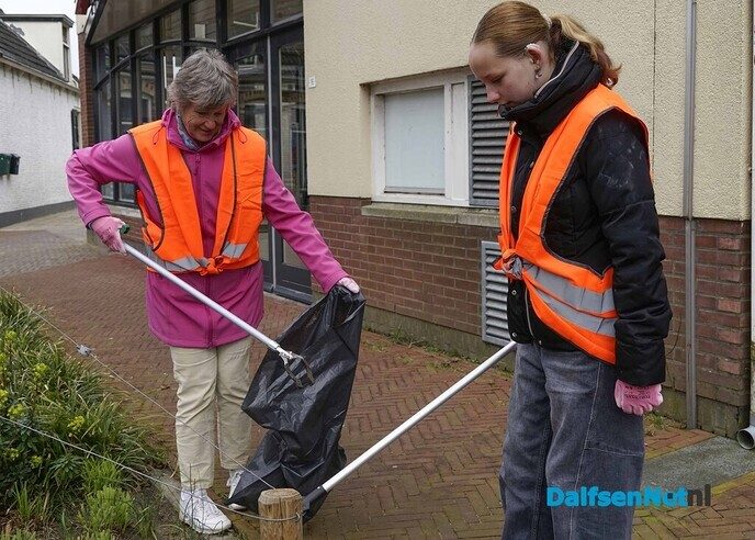 Vrijwilligers ruimen afval tijdens Landelijke Opschoondag - Foto: Paul Scholten