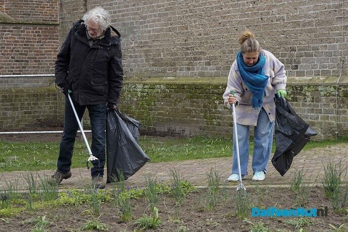 Vrijwilligers ruimen afval tijdens Landelijke Opschoondag - Foto: Paul Scholten