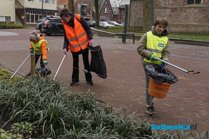 Vrijwilligers ruimen afval tijdens Landelijke Opschoondag - Foto: Paul Scholten