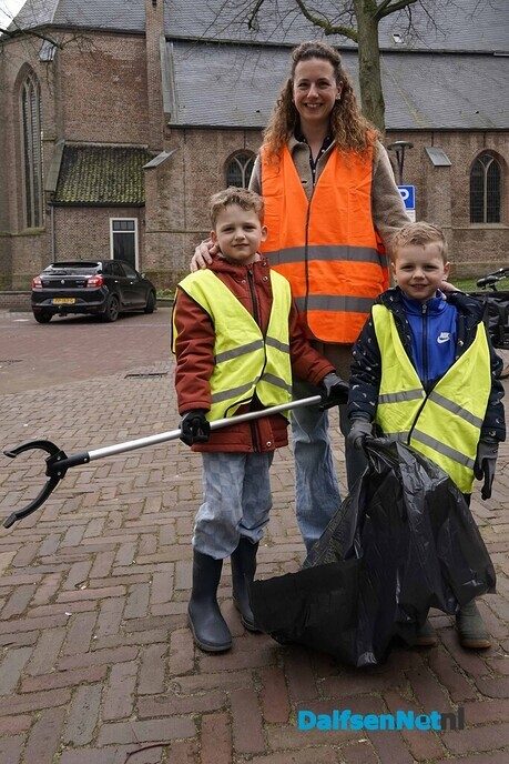 Vrijwilligers ruimen afval tijdens Landelijke Opschoondag - Foto: Paul Scholten