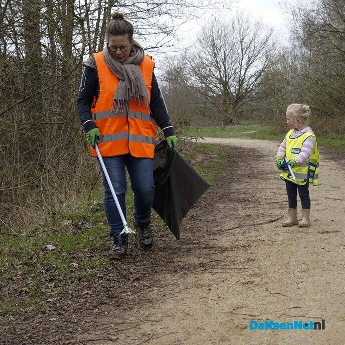 Vrijwilligers ruimen afval tijdens Landelijke Opschoondag - Foto: Paul Scholten