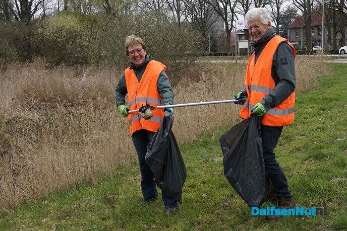 Vrijwilligers ruimen afval tijdens Landelijke Opschoondag - Foto: Paul Scholten
