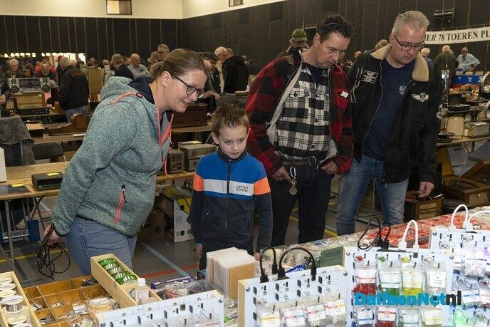 Veel bezoekers voor de Vintage & Techniekbeurs in De Spil - Foto: Paul Scholten