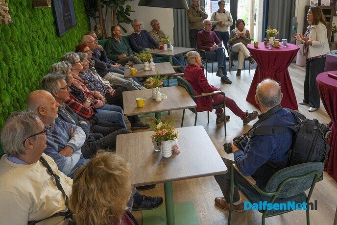 Fotoclub Dalfsen brengt kunst in verpleeghuis Rosengaerde - Foto: Paul Scholten